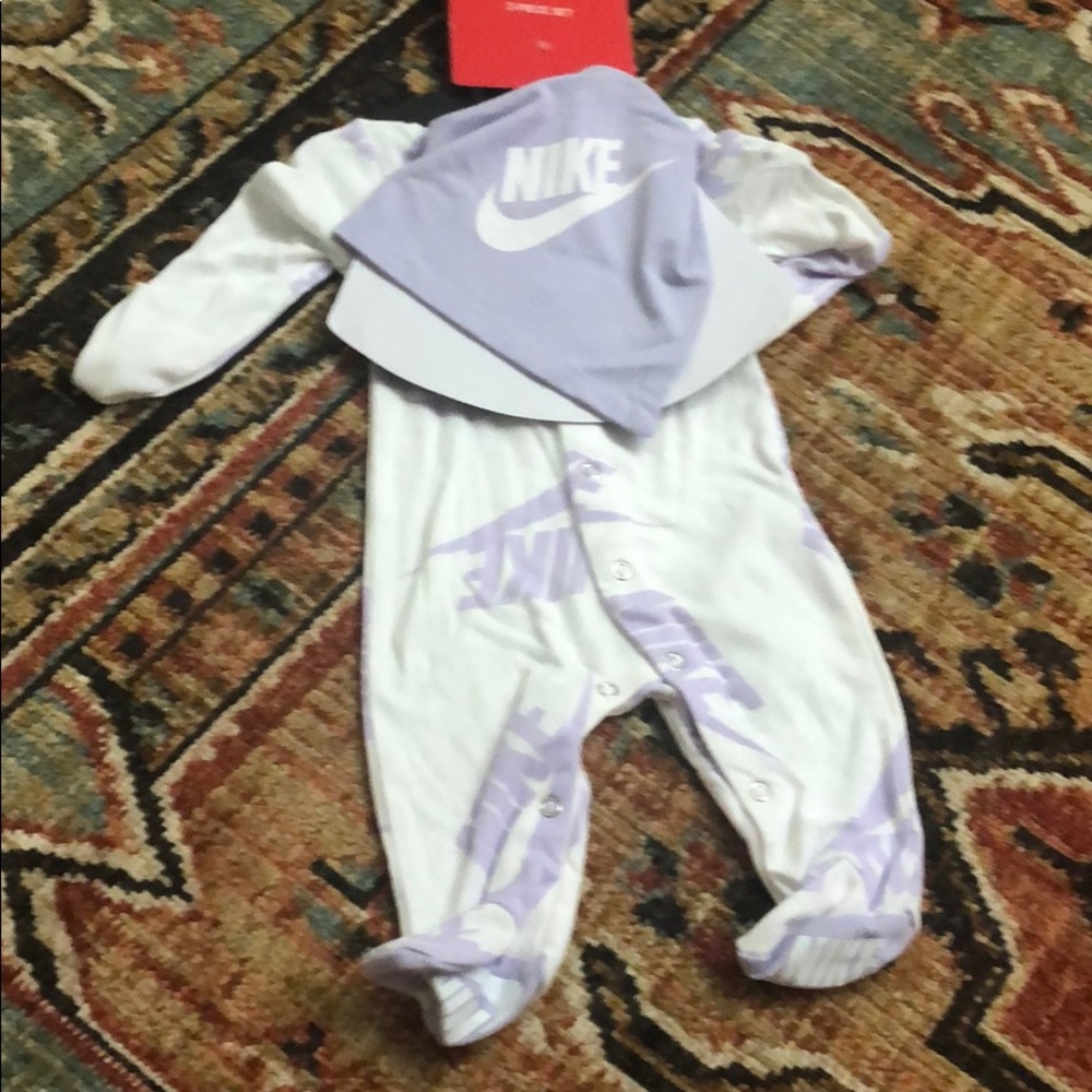 Nike sleeper/ bib set